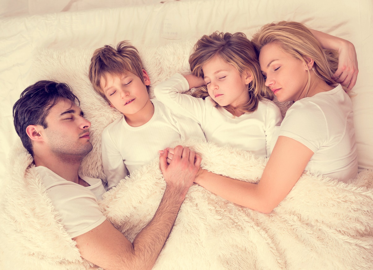 Счастливая семья спит