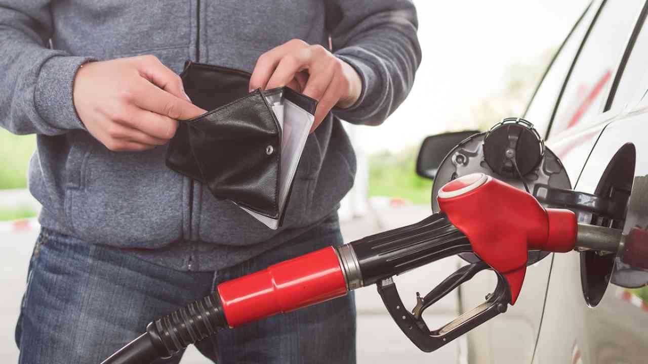 benzina-giu,-ma-diesel-alle-stelle:-ecco-perche-il-gasolio-costa-una-fortuna