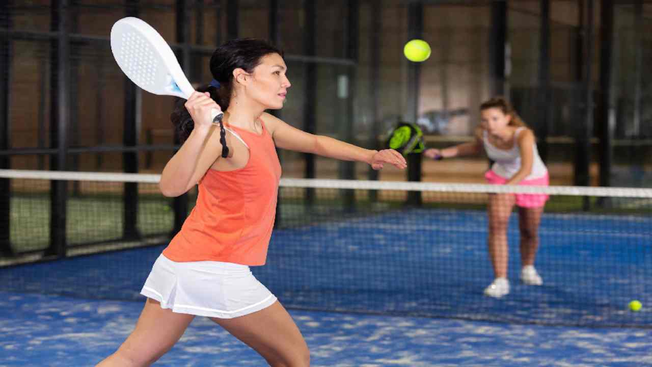 padel:-regole-e-benefici-dello-sport-che-sta-appassionando-sempre-di-piu