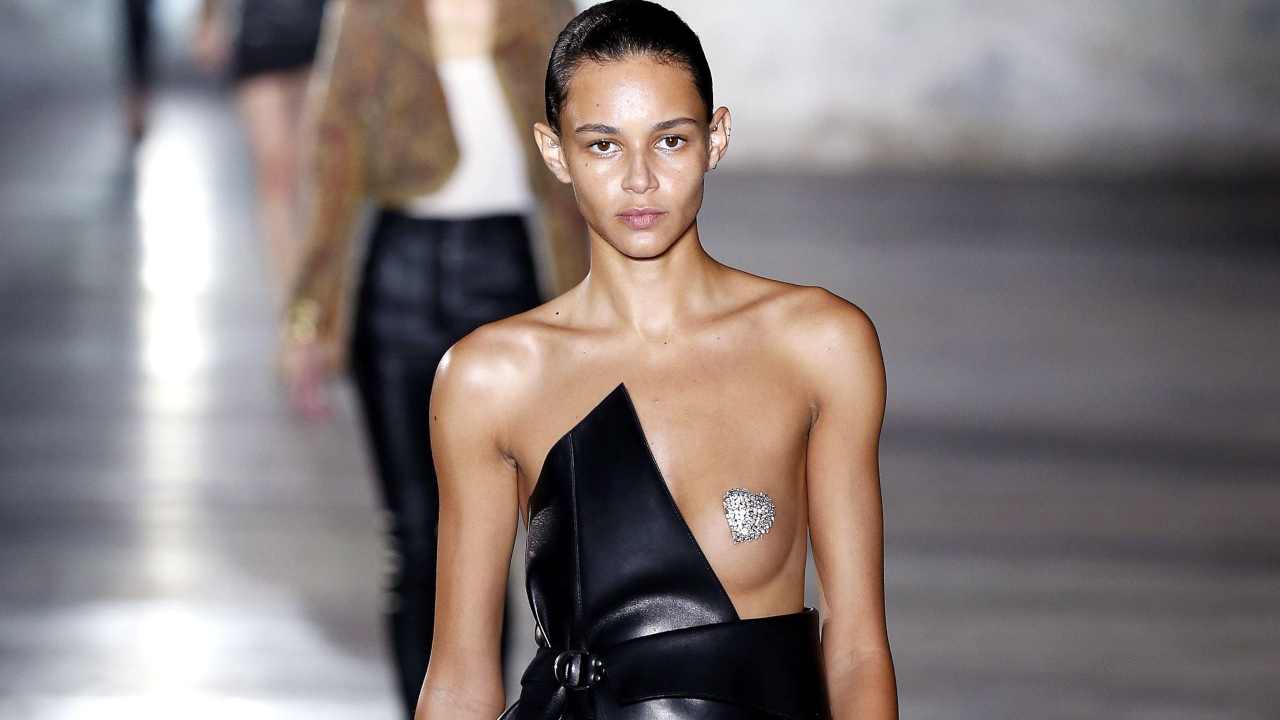 nippies:-perche-i-copricapezzoli-sono-il-nuovo-trend-sulle-passerelle