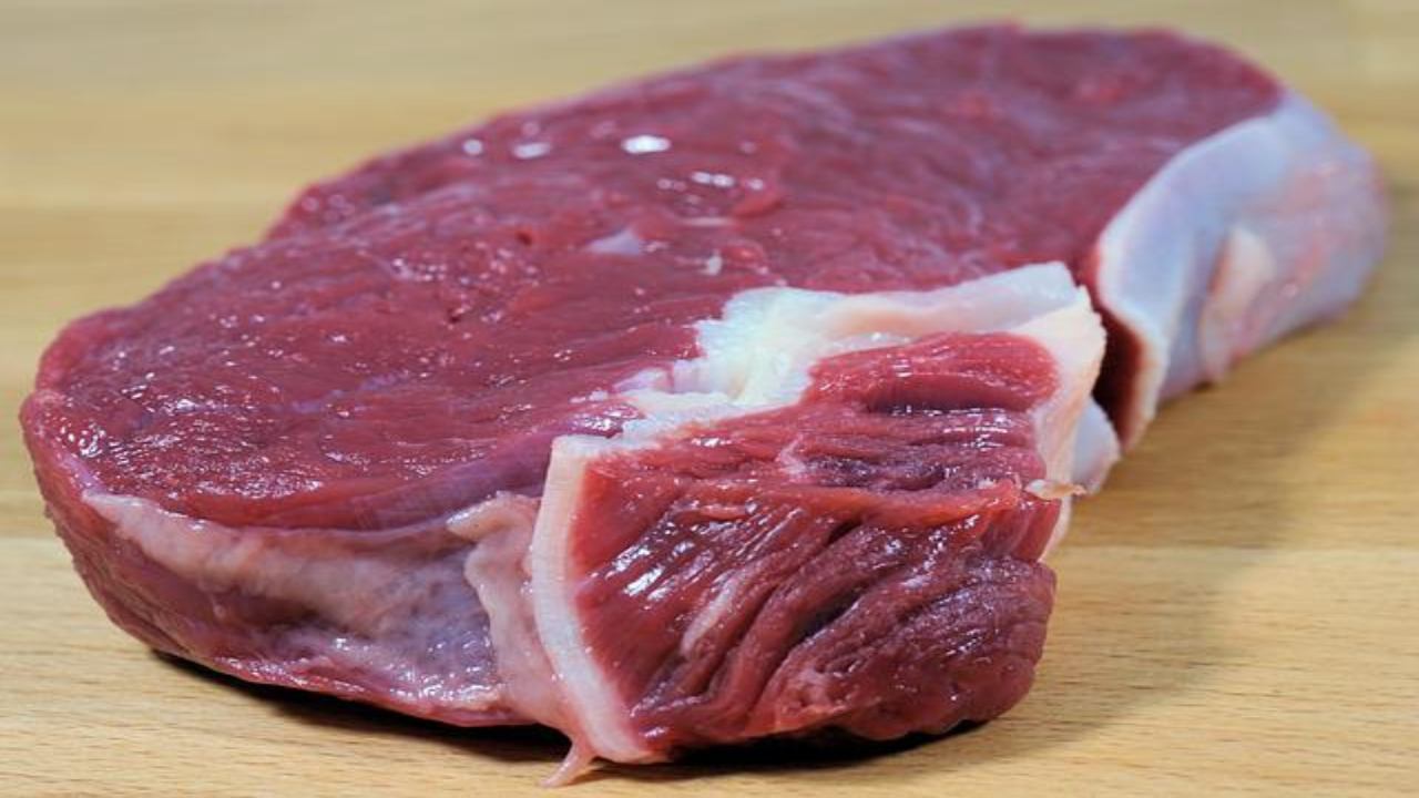 la-carne-non-va-mai-lavata-prima-di-essere-cotta-ecco-il-perche.-smetti-subito-di-farlo