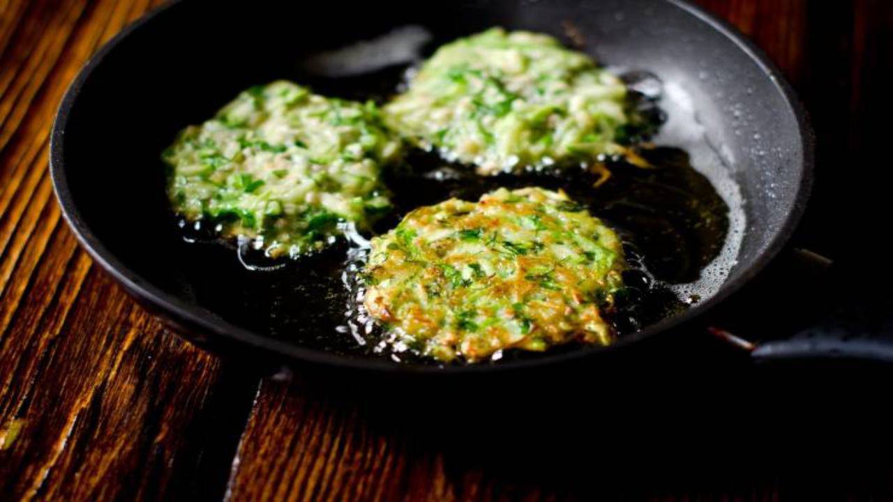 frittelle-di-zucchine,-versione-greca.-la-ricetta-tutta-mediterranea-che-ti-sorprendera