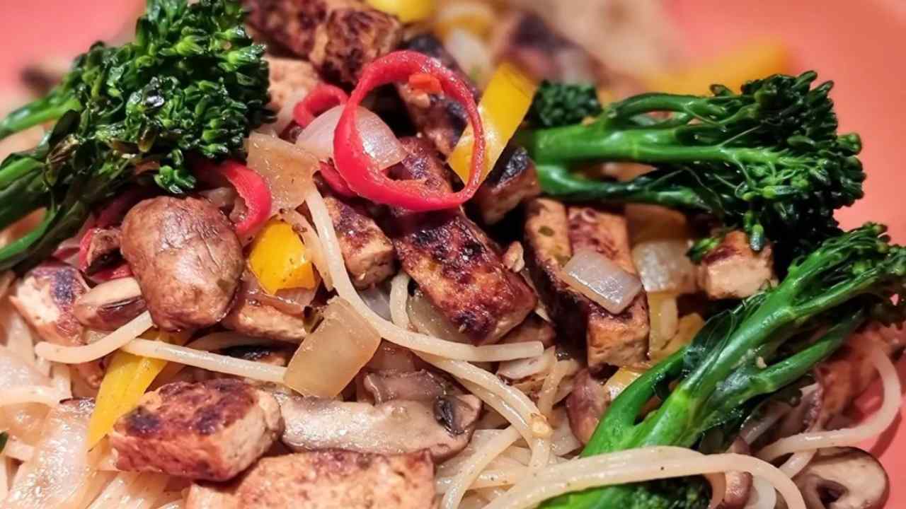 tofu-fatto-con-la-salsa-jerk-giamaicano,-cosi-e-unico-e-gustoso