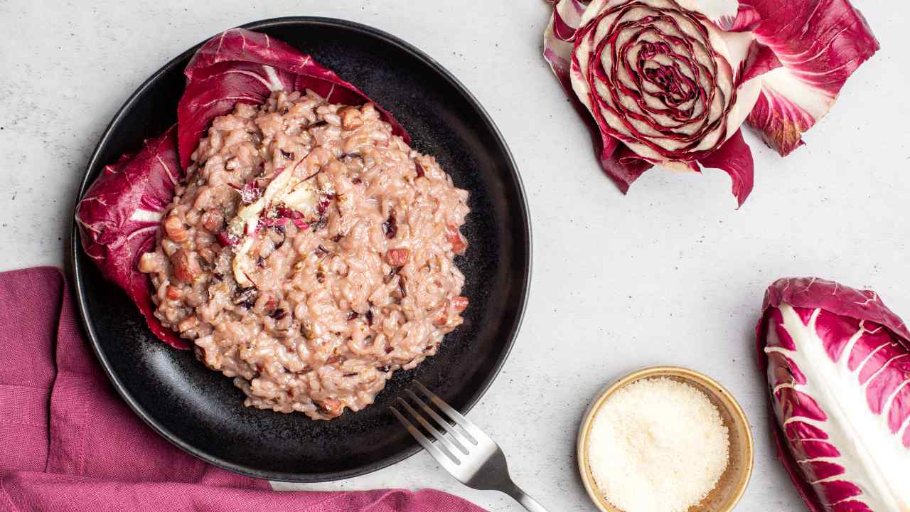 risotto-con-radicchio-rosso-e-tofu-affumicato,-ricetta-vegana-cremosissima