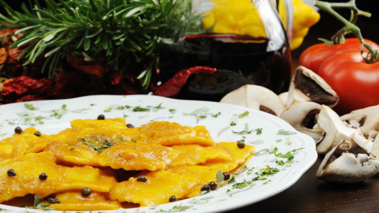 agnolotti-di-funghi-con-crema-di-zucca.-il-piatto-semplice-ma-guormet-per-fare-sempre-bella-figura