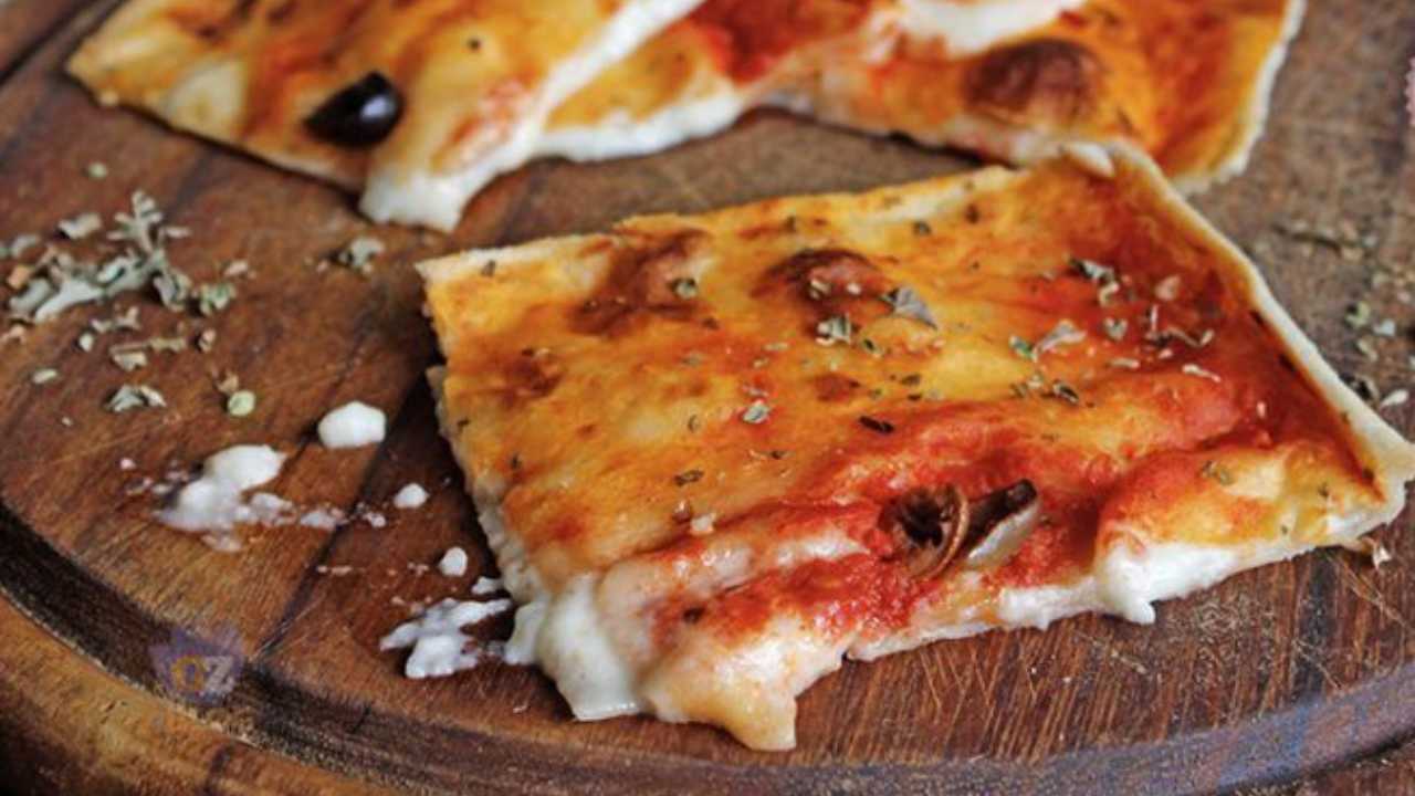 focaccia-sottilissima-alla-pizzaiola,-laperitivo-goloso-del-weekend-(ma-non-solo)