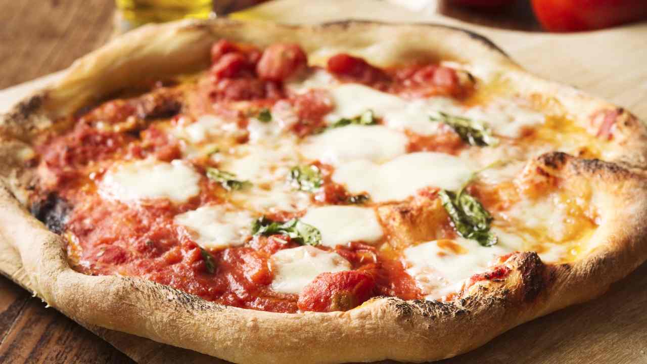 pizza-fatta-in-casa-con-bordo-croccante-e-interno-morbido