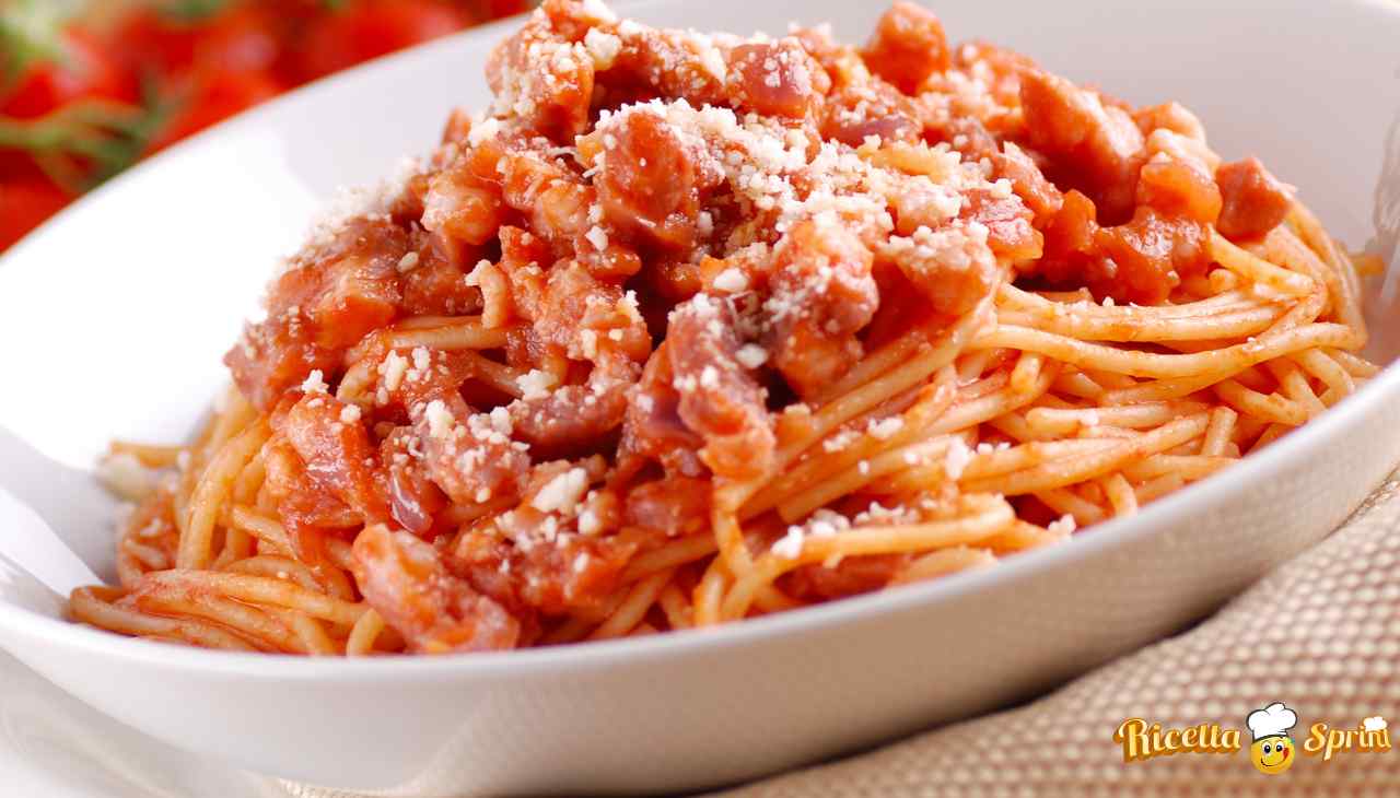 pasta-alla-amatriciana,-ma-io-la-faccio-con-la-cipolla-e-poi-la-sfumo-al-vino,-pazzesca!