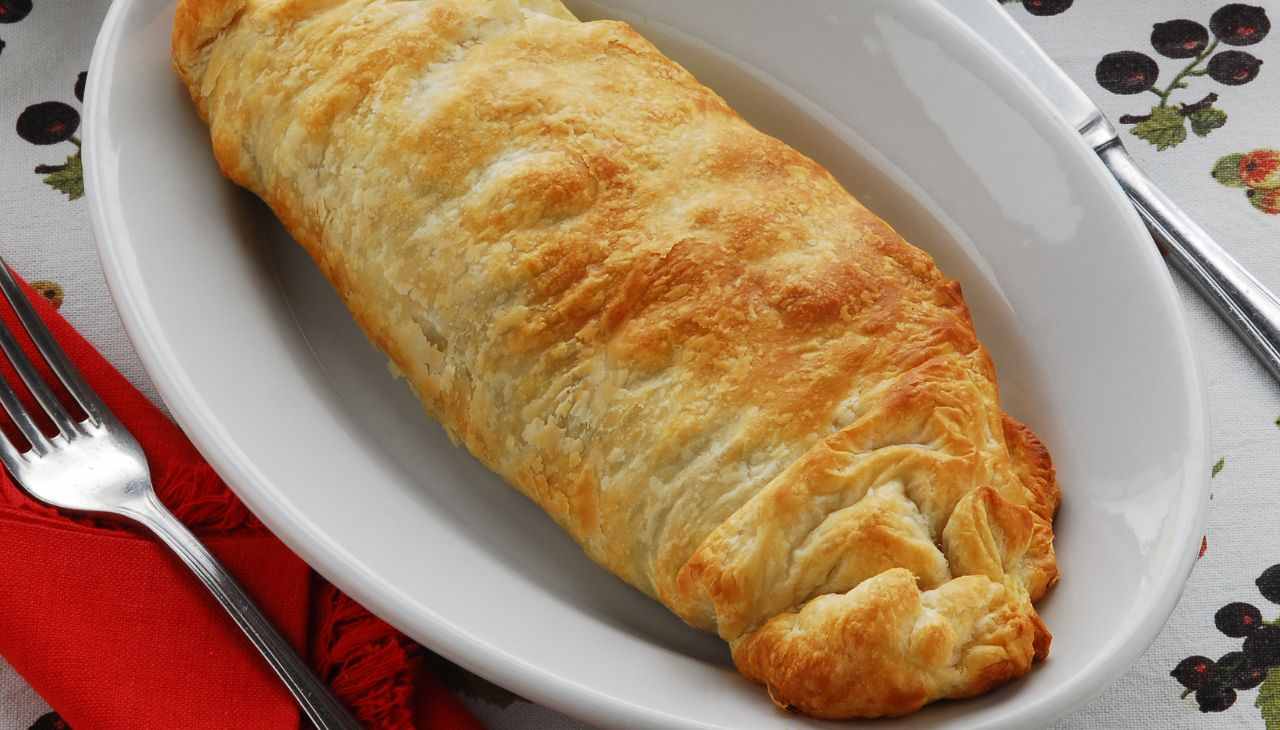 strudel-salsiccia-e-patate:-20-minuti-al-forno,-ed-e-pronta-la-cena!