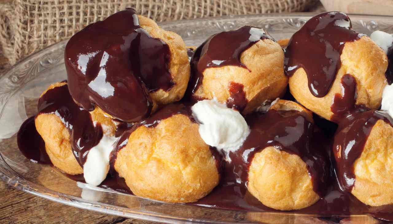 profitterol-napoletano-con-panna-e-cioccolato-fondente:-favoloso!