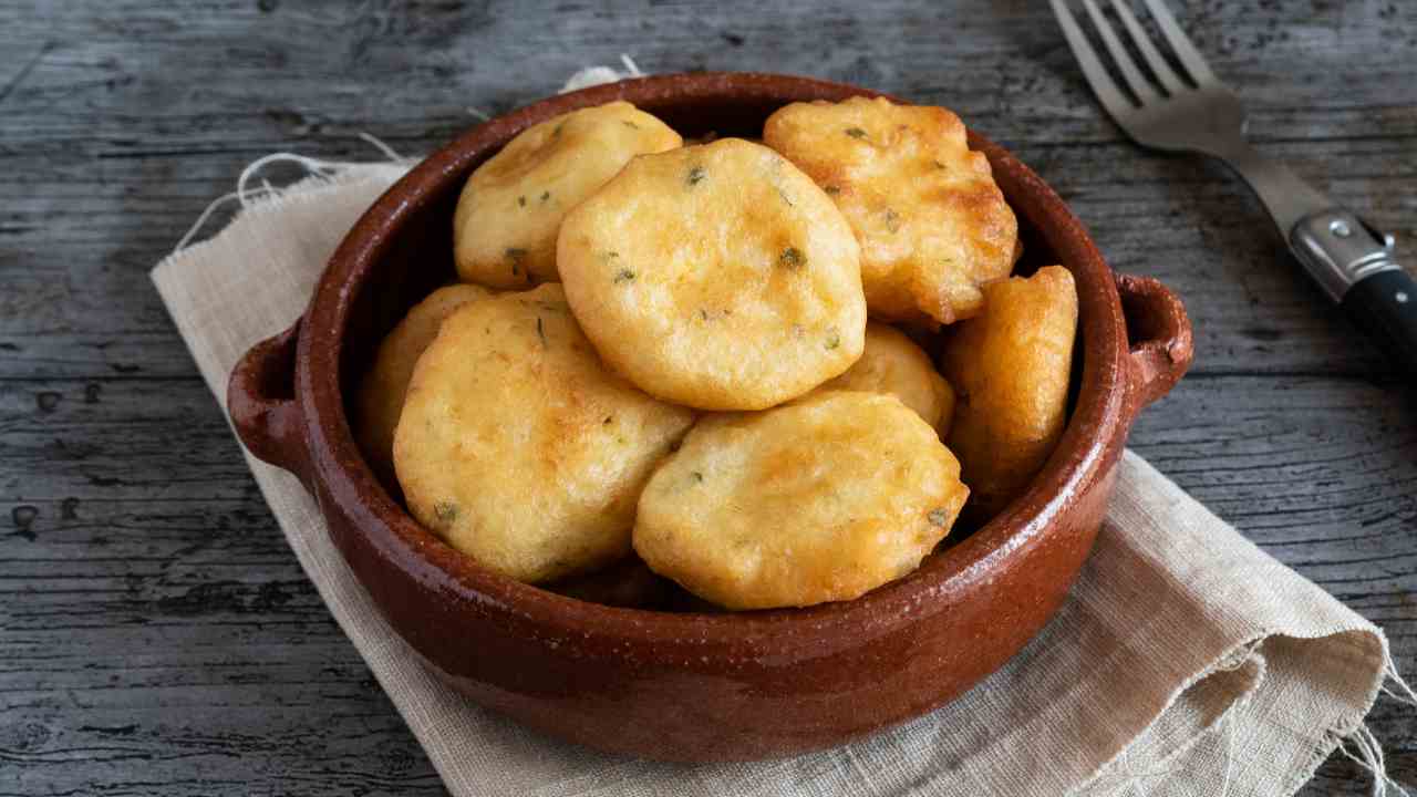 frittelle-di-cavolfiore:-perfette-per-una-cena-a-buffet,-una-tira-laltra