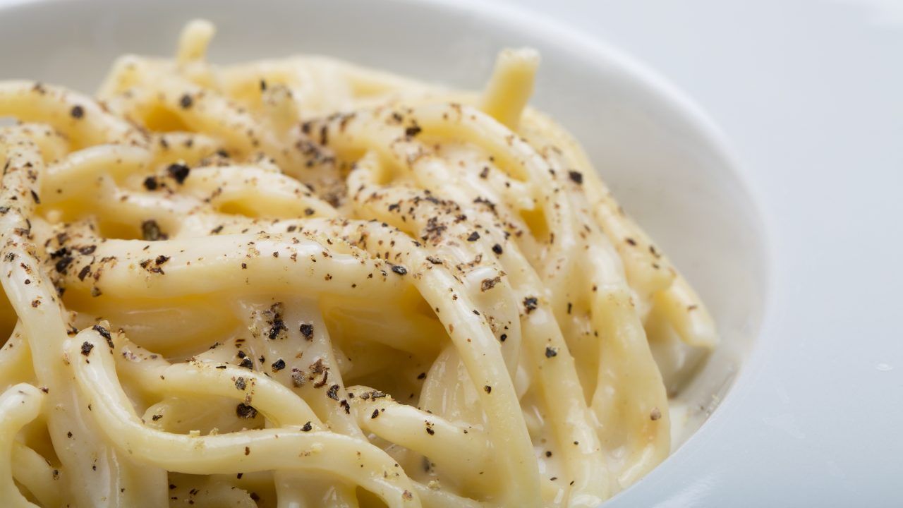 pasta-cacio-e-pepe:-4-trucchi-incomparabili-per-farla-cremosa-e-densa-al-punto-giusto