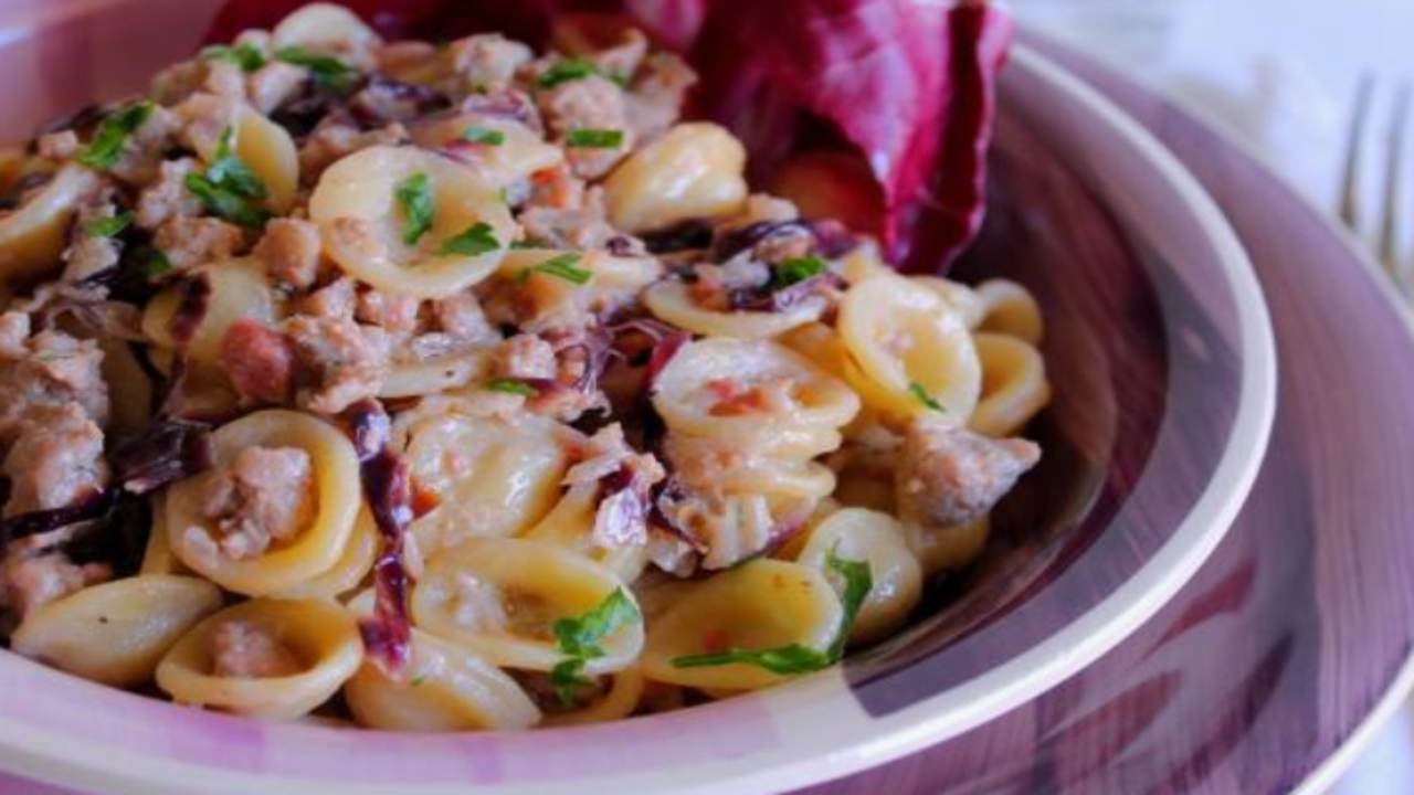 pasta-radicchio-e-salsiccia,-cremosissima-anche-senza-panna:-il-segreto