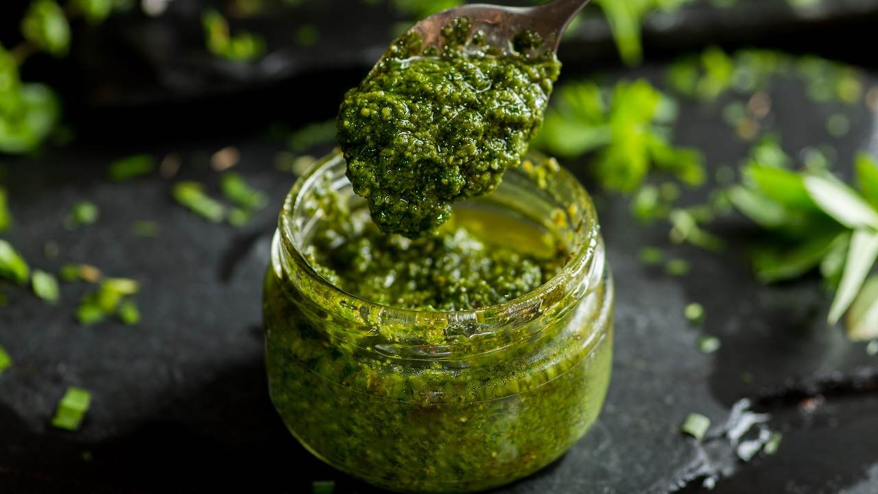 sembra-il-classico-pesto-ma-non-lo-e:-preparalo-con-questi-2-ingredienti-e-vedrai-che-bonta