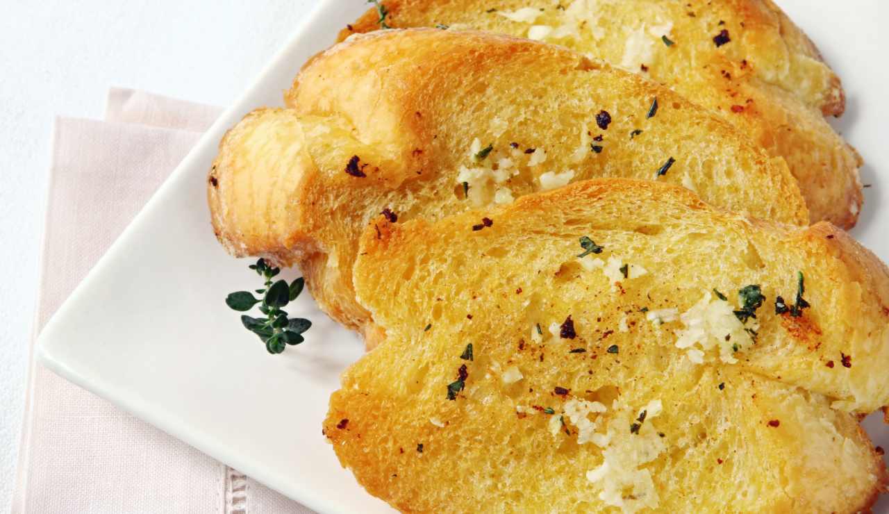 crostini-alla-mediterranea,-profumatissimi-e-croccanti-ideali-per-vellutate,-zuppe-e-antipasti