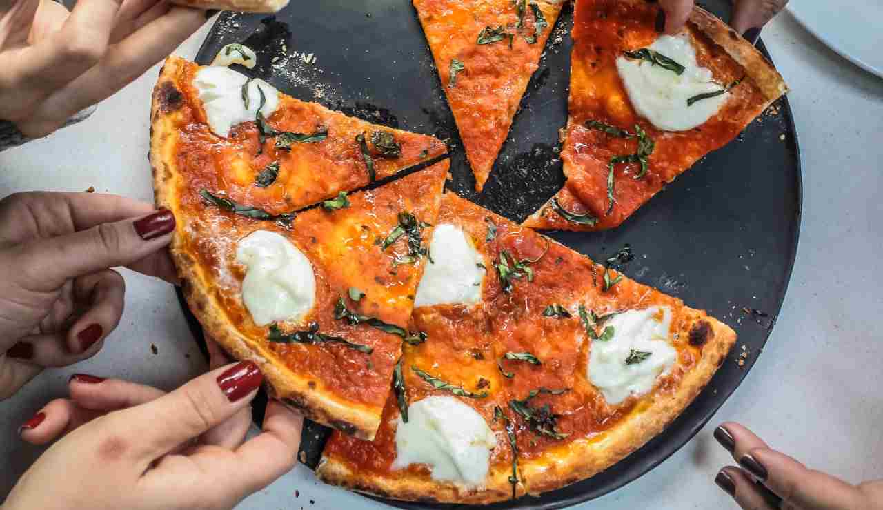 finta-pizza-di-sfoglia,-la-cena-perfetta-che-organizzi-in-10-minuti