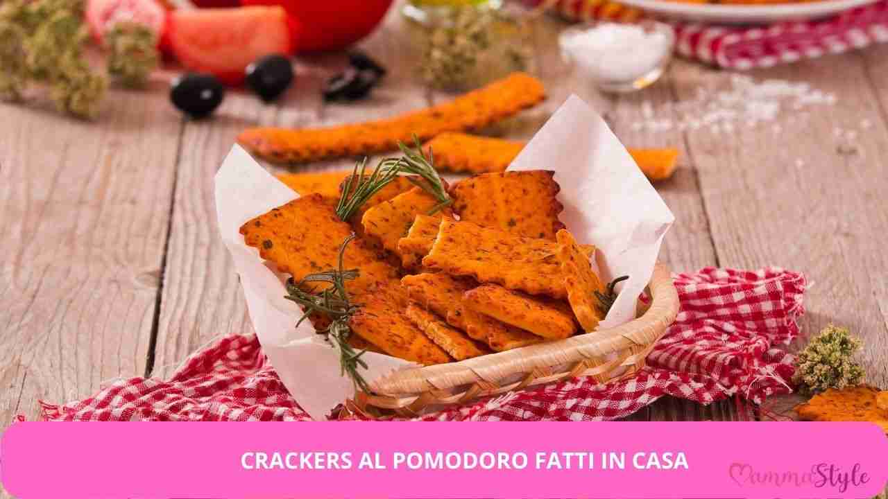 si-possono-preparare-in-casa,-sono-sani-e-gustosi:-questi-crackers-al-pomodoro-li-adorerai