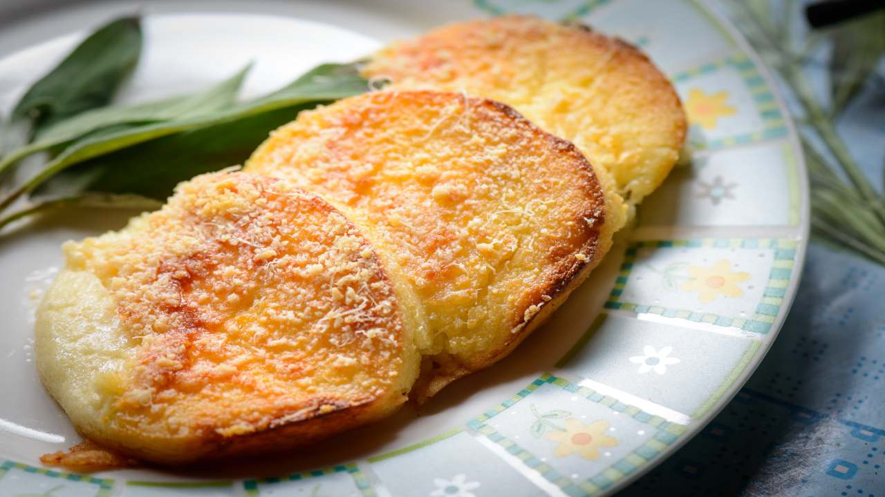 gnocchi-alla-romana,-dorati-fuori,-morbidi-dentro-con-la-variante-di-zucca