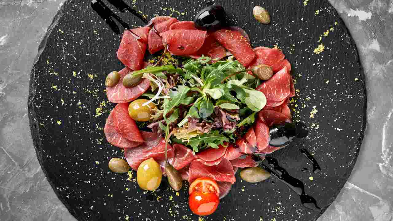 carpaccio-di-manzo-a-modo-mio:-lantipasto-delle-feste-non-e-mai-stato-cosi-sublime,-pronto-in-10-minuti!