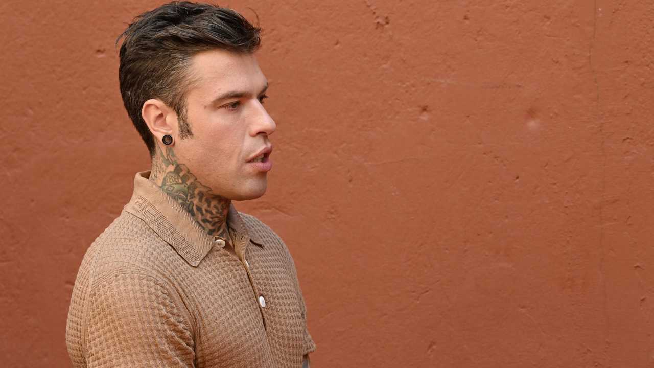 fedez-mostra-gli-addominali-ma-ce-qualcosa-che-non-quadra:-se-ne-accorgono-tutti