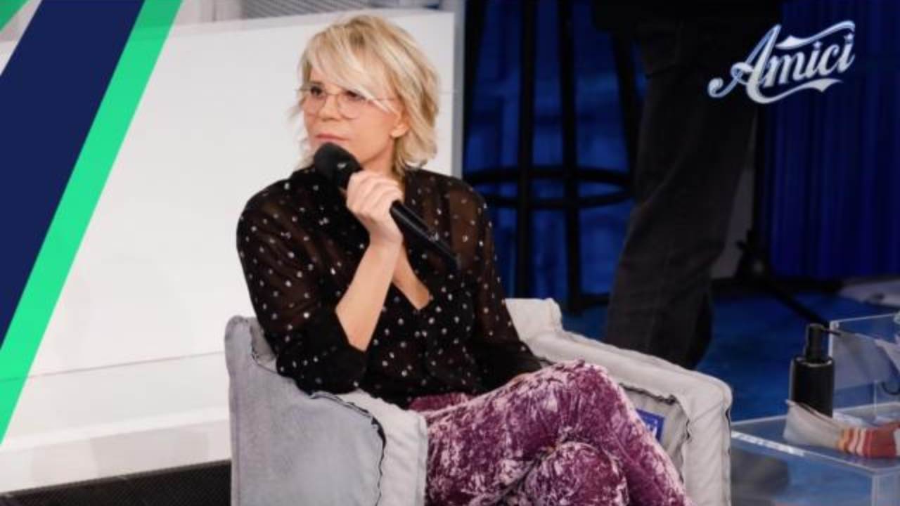 maria-de-filippi-ad-amici-sfoggia-il-velluto:-ma-sapete-il-costo-dei-pantaloni?-la-cifra-(shock)