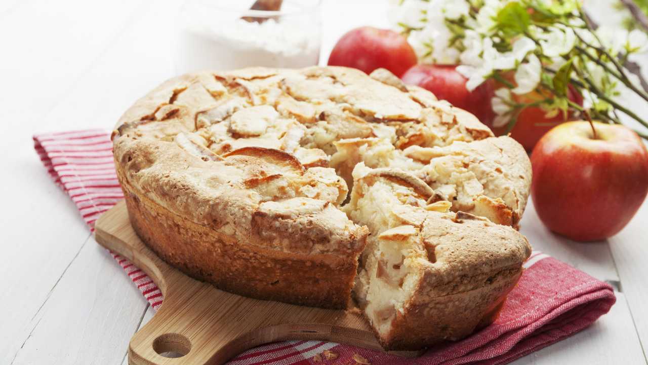 torta-soffice-di-mele-e-ricotta,-dolce-casalingo-pronto-in-appena-10-minuti