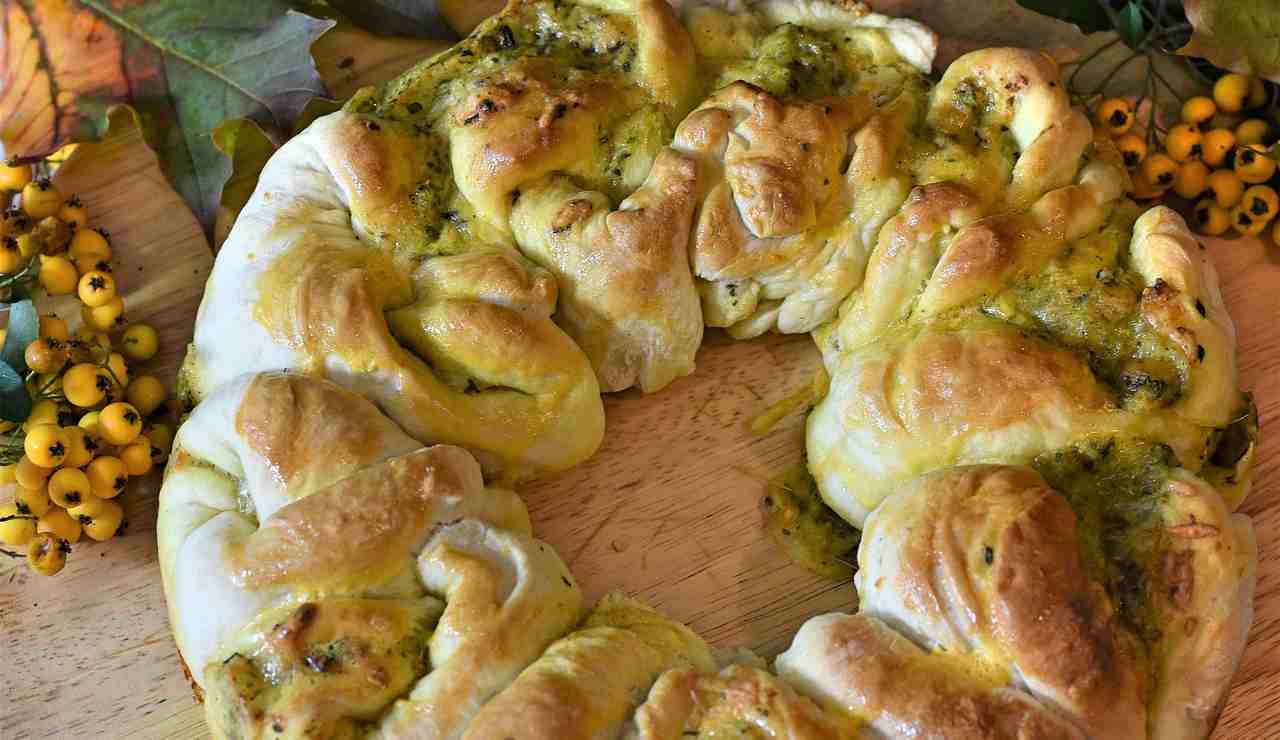 ciambellone-salato-veloce-con-besciamella-filante-al-pesto,-strepitosa-idea-per-un-figer-food-unico