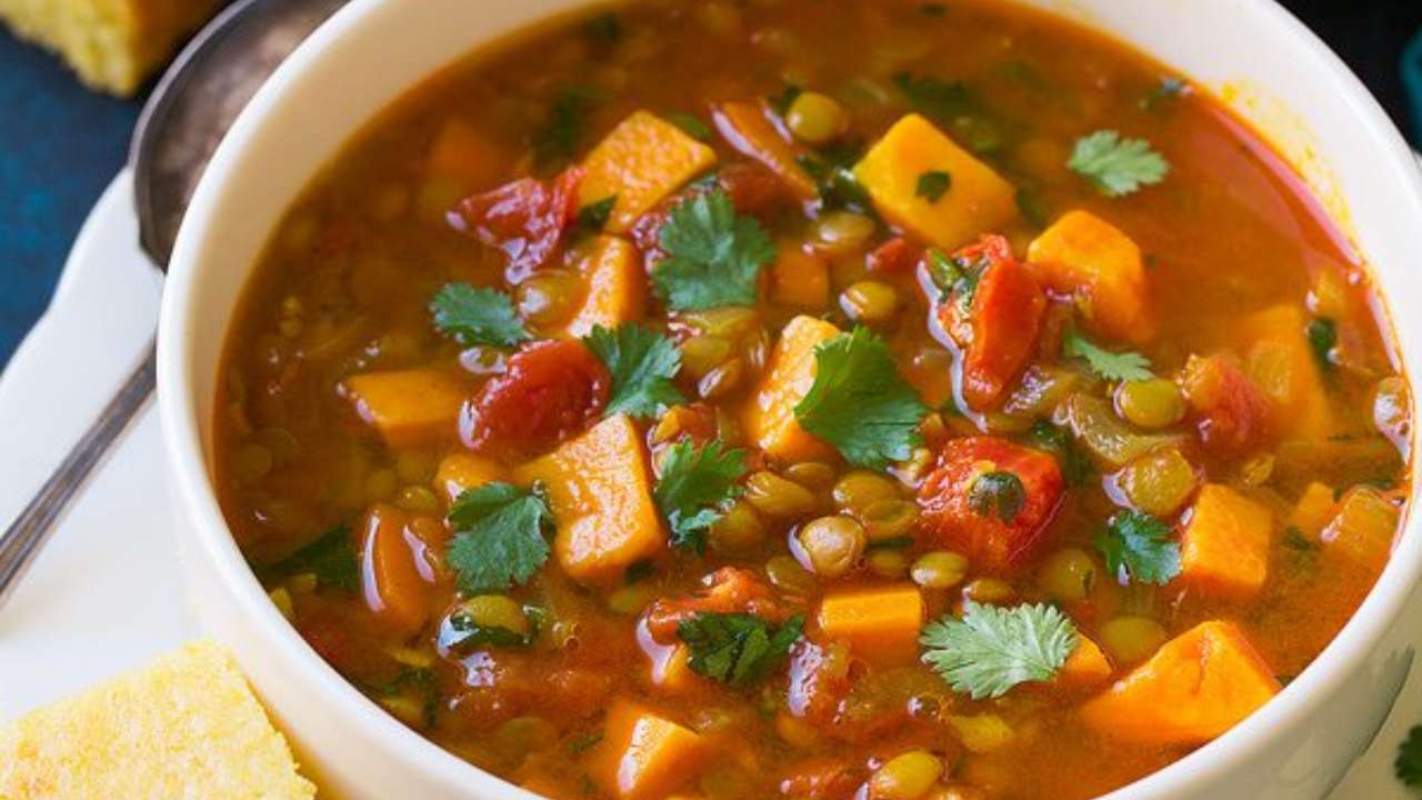 zuppa-di-patate-dolci-e-lenticchie:-la-ricetta-del-buonumore-dal-gusto-indiano