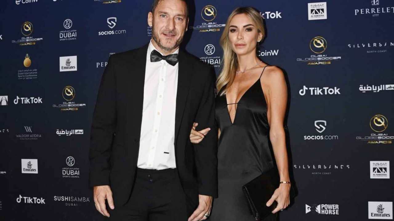 totti-e-noemi-le-prima-immagini-dalla-loro-casa|-minimal-e-chic,-ma-guarda-il-mega-albero