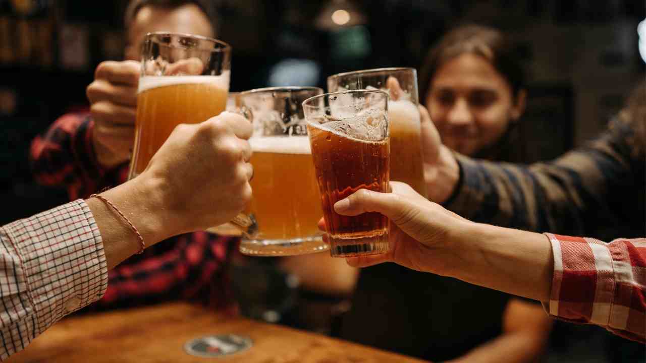 si-puo-bere-la-birra-a-dieta?-scopriamo-cosa-dicono-gli-esperti-in-merito