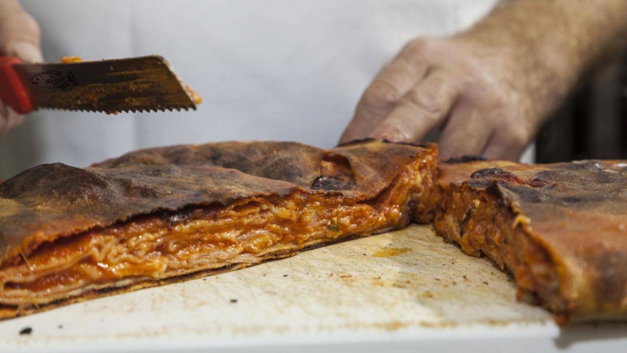 scaccia-ragusana-con-caciocavallo-silano-e-melenzane-fritte,-buona-come-vuole-la-tradizione