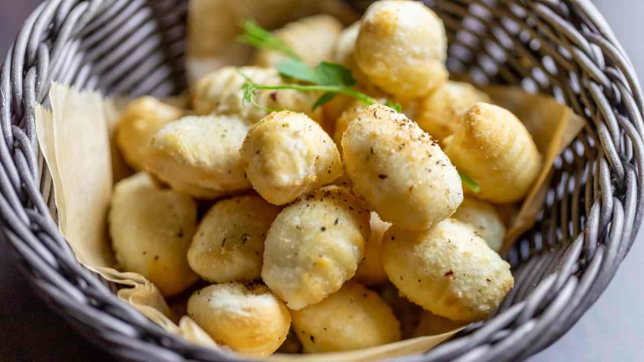 gnocchi-di-patate-fritti:-il-finger-food-delle-feste,-tutti-si-aspettano-qualche-novita-in-tavola