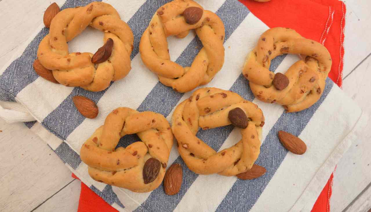 taralli-napoletani-mandorlati,-per-accompagnare-le-serate-in-festa!