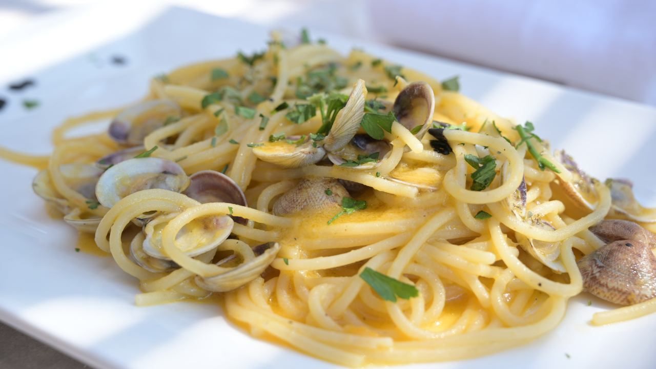 spaghetti-alle-vongole-super-cremosi:-il-trucco-degli-chef-che-devi-conoscere