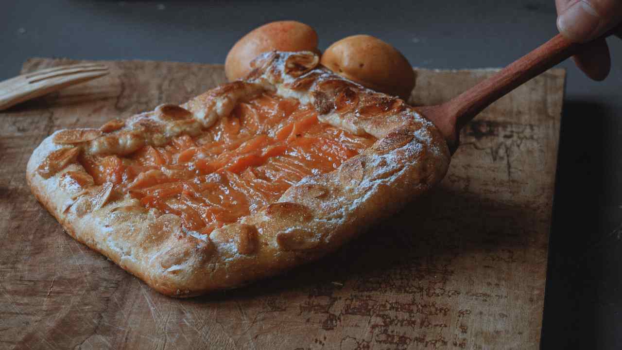 tartine-di-pasta-sfoglia-con-salmone-affumicato,-basta-con-le-solite-ricette-a-natale-servi-queste