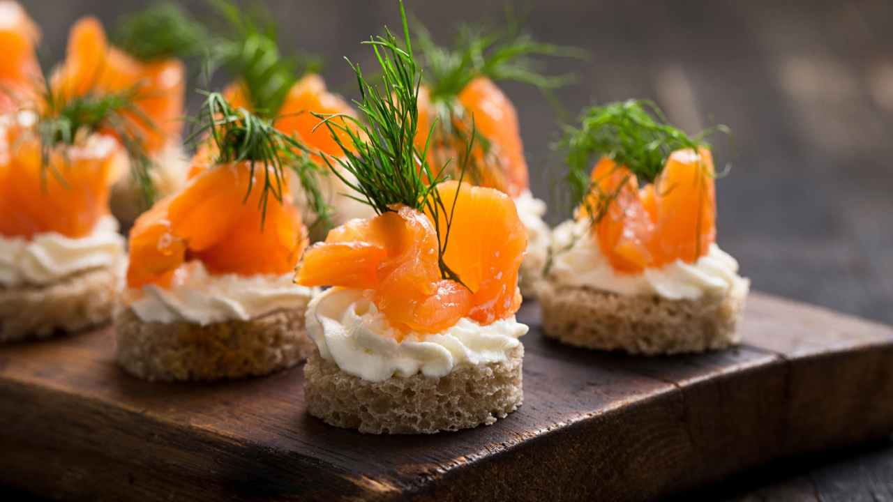 tartine-natalizie-al-salmone,-pronte-subito-e-senza-cottura