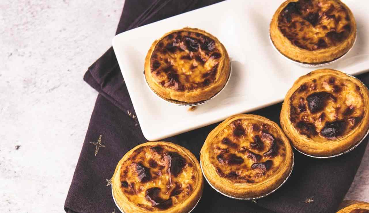 prepariamo-un-antipasto-sfizioso-per-natale,-le-crostatine-di-sfoglia-con-patate-e-pancetta-sono-favolose