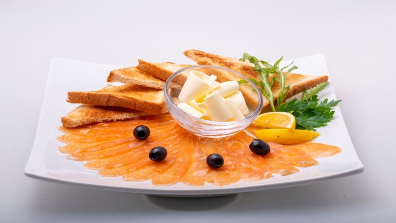 salmone-affumicato,-non-sai-come-condirlo?-ecco-alcuni-consigli-preziosi