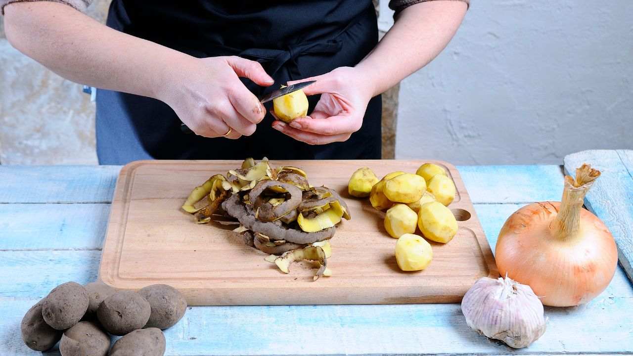 devi-preparare-un-contorno-con-le-patate-?-ti-insegno-un-trucchetto-per-sbucciarle-in-pochi-secondi