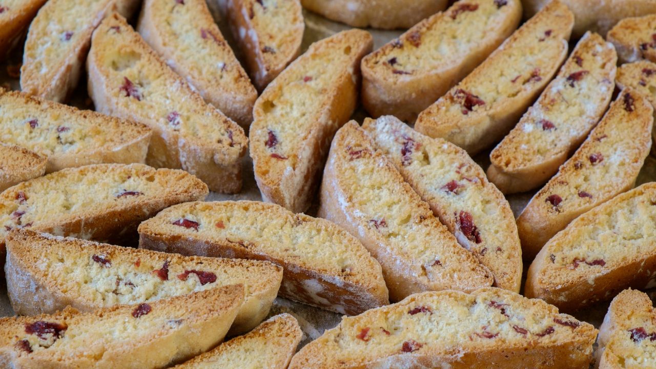 i-dolci-delle-feste-per-eccellenza:-prepara-i-cantucci-e-non-vorrai-piu-farne-a-meno-|-ricetta-facilissima