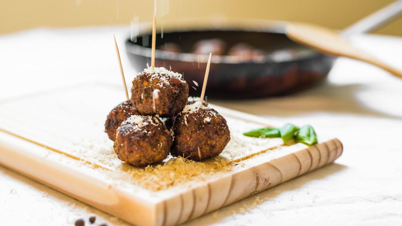 polpette-vegane-di-tofu,-pomodori-secchi-e-olive.-ricetta-smart-pronta-in-pochi-minuti