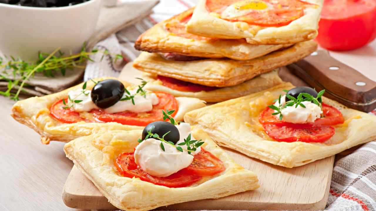 pizzette-sfogliate-al-pomodoro:-da-stuzzicare-prima-del-cenone-di-capodanno