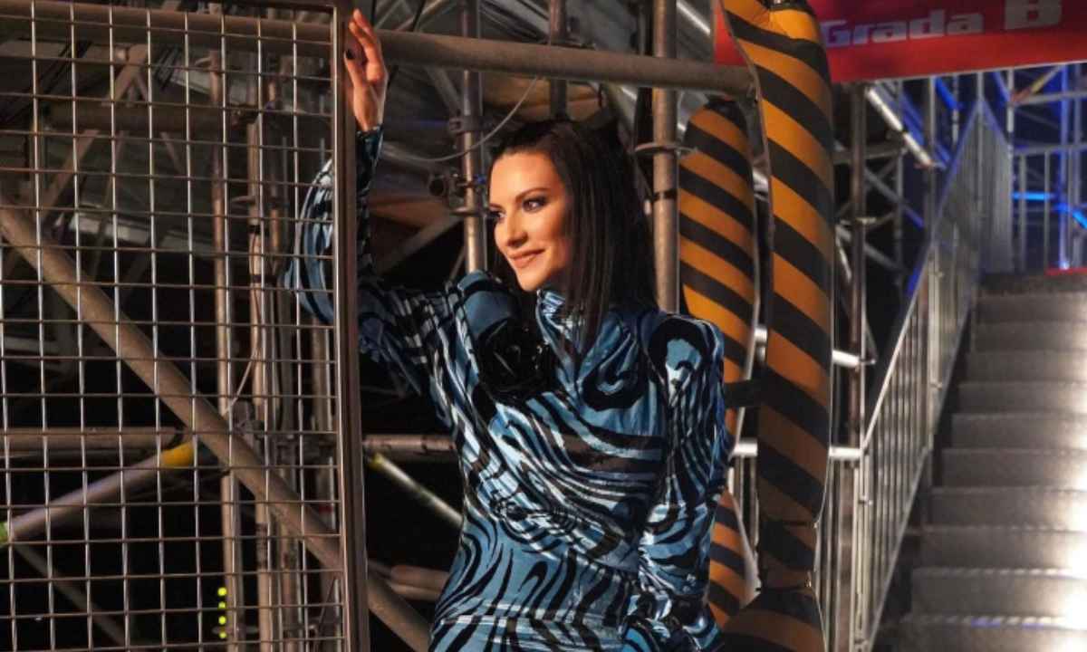 laura-pausini-entra-nel-mood-natalizio-e-fa-impazzire-tutti.-la-tutina-attillata-accende-la-fantasia-foto