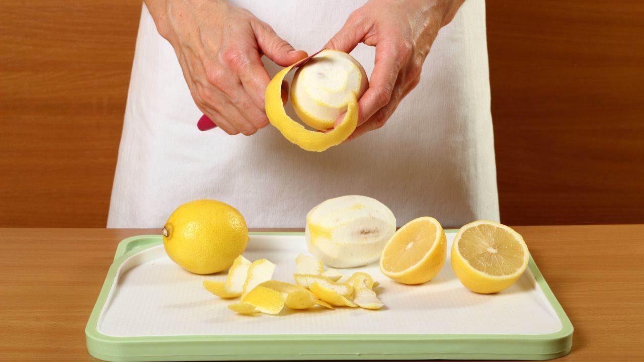 bucce-di-limone:-non-gettarle-e-mettile-in-un-barattolo-insieme-a-questo-ingrediente-|-trucco-geniale