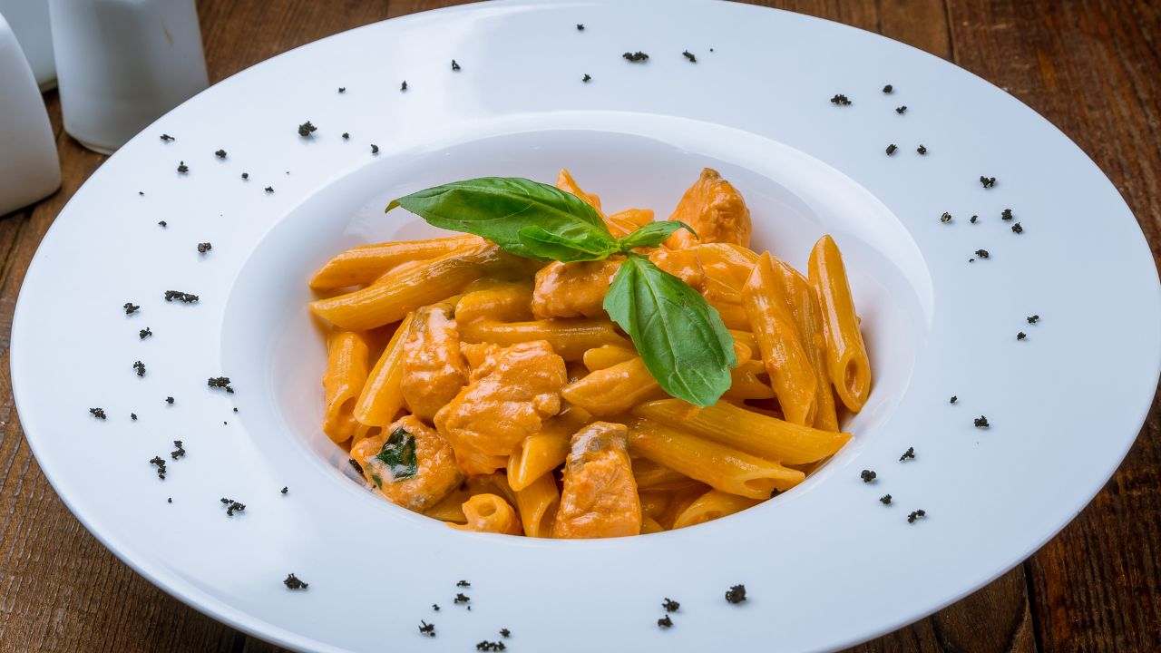 pasta-con-vodka-e-salmone:-il-primo-piatto-anni-80-che-tutti-amiamo-ancora-|-ricetta-facilissima