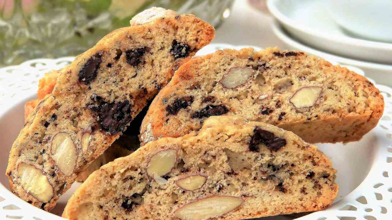 cantucci-salati-vegani-alle-mandorle-e-olive,-come-prepararli-in-pochi-minuti-a-casa