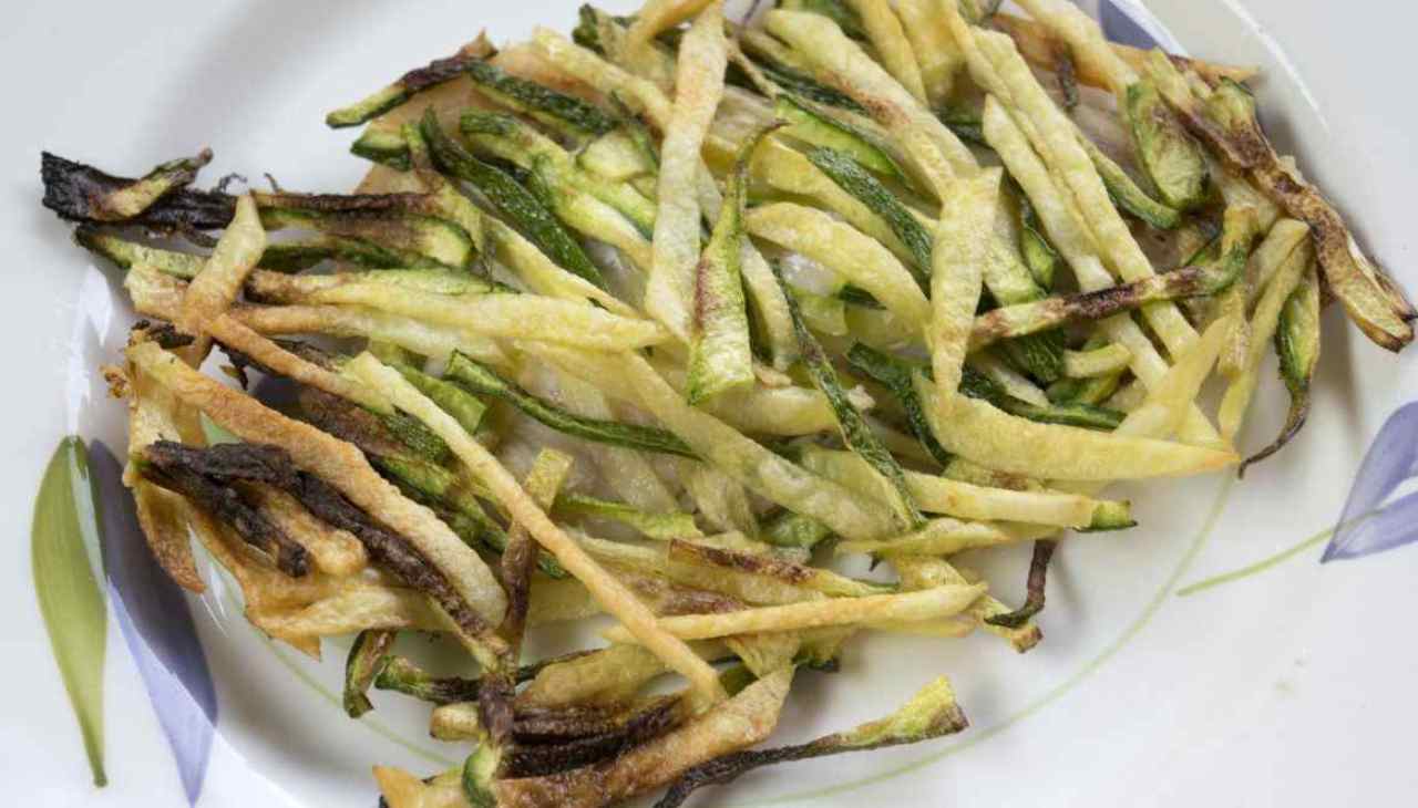 zucchine-fritte-croccanti-alla-romana:-e-come-si-fa-a-dirgli-di-no?