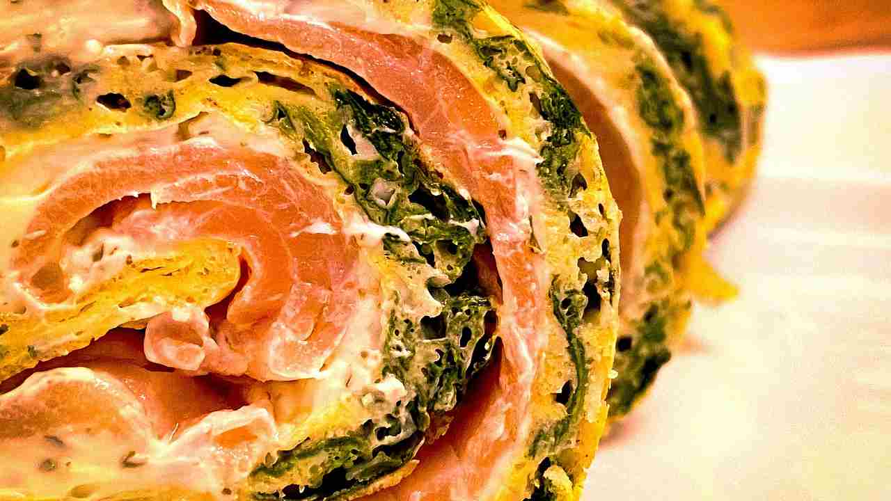 rotolo-goloso-salmone-e-spinaci,-trasforma-in-uno-sfizioso-antipasto-gli-avanzi