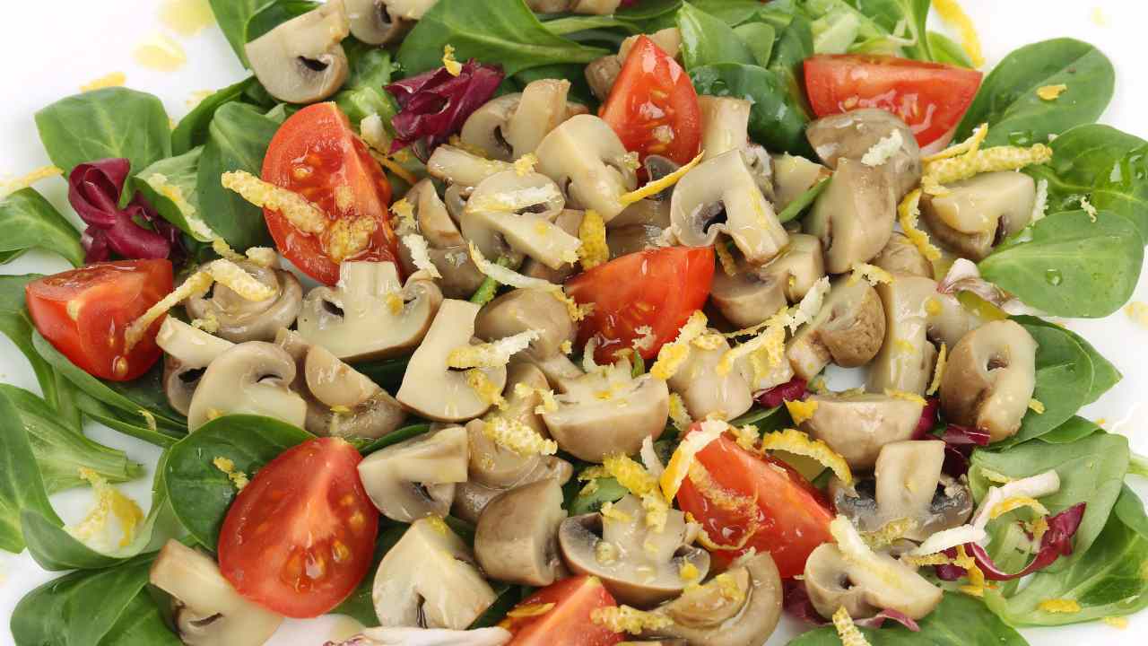 insalata-di-champignon-e-pomodorini,-il-piatto-leggero-per-tornare-in-forma