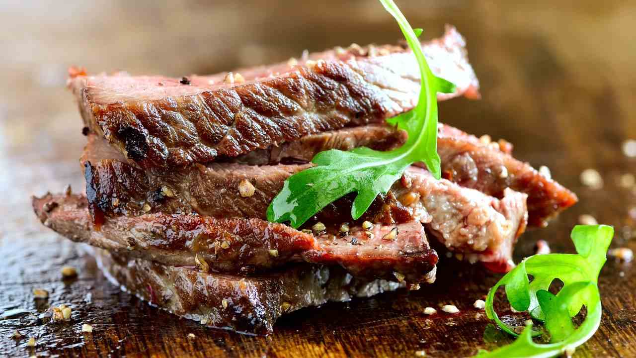 tagliata-con-rucola-e-grana:-i-trucchi-per-farla-tenera-e-succosa